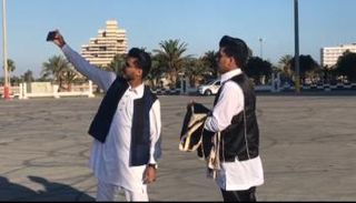 شباب ليبيون يحتفلون بالزي الوطني