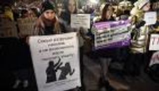 الروسيات في جحيم كورونا.. عنف منزلي وبطالة ومرض