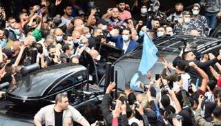 الحريري وسط أنصاره في بيروت بعد صلاة العيد