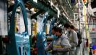 مصانع السيارات تعاود الانطلاق لكبح كورونا