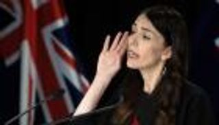 بالفيديو.. رئيسة وزراء نيوزيلندا تمازح مذيعا لحظة وقوع زلزال