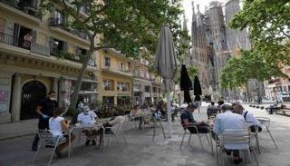 المقاهي تعود للعمل في العديد من الدول الأوروبية