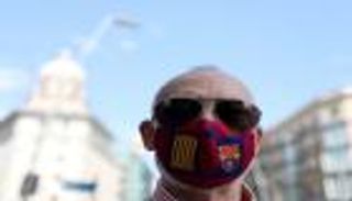 كمامة بـ40 روحا.. برشلونة ينضم إلى "بيزنس" كورونا