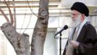 إيران بـ"عيدين".. رحى الانقسامات الدينية تطحن نظام طهران السياسي