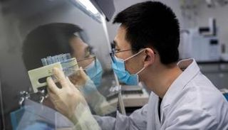 باحث يعمل على لقاح تجريبي لكورونا في بكين