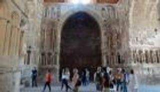 الأردن يستأنف العمل بالقطاع العام بعد إغلاق شهرين