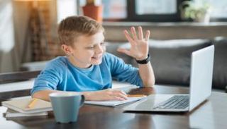 طفل يدرس عن بُعد - أرشيفية