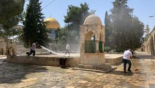 تعقيم وتنظيف مرافق المسجد اليوم
