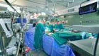 إيطالي يرسم لوحاته أثناء خضوعه لجراحة في المخ