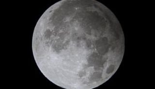 إضاءة قرص القمر تقل في خسوف شبه الظل