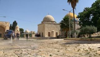 تعقيم وتنظيف مرافق المسجد الأقصى الأربعاء