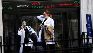  أفراد الطاقم الطبي أمام بورصة وول ستريت 