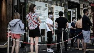 طابور خارج منفذ الوجبات السريعة في باريس بعد رفع جزئي للقيود