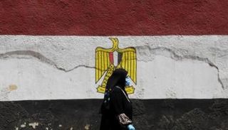 مصرية ترتدي الكمامة للوقاية من فيروس كورونا