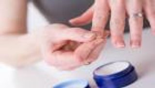 لأظافر جذابة.. توقفي عن استخدام المقص