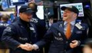 التفاؤل يقفز بالأسهم الأمريكية لأعلى مستوى في 3 أشهر