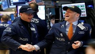  متعاملون أثناء التداول في البورصة الأمريكية 