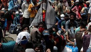 زحام أمام إحدى محطات القطارات في الهند