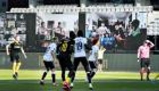 صور.. جماهير الدنمارك تقتحم المدرجات من المنازل