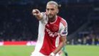 بالفيديو.. حكيم زياش يودع أياكس بأغنية "راب"