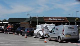 سيارات تنتظر أمام أحد مطاعم ماكدونالدز في بريطانيا