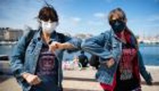 كورونا يحظر العناق والقبلات.. و"تحية إيبولا" تنتشر في المتوسط