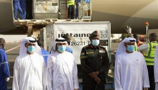 الأمين العام لمجلس السيادة السوداني الفريق الركن محمد الغالي علي مع السفير الإماراتي حمد محمد الجنيبي بمطار الخرطوم