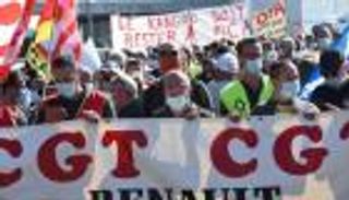 عمال رينو يتظاهرون ضد إلغاء 15 ألف وظيفة 