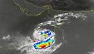 أمطار غزيرة في سلطنة عمان.. وتحذيرات من منخفض مداري عميق