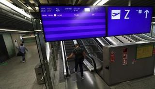 شاشة تظهر رحلة لوفتهانزا إلى تيانجين