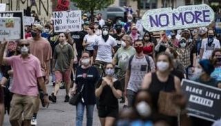 جانب من الاحتجاجات التي وقعت إثر مقتل رجل أسود على يد الشرطة