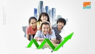 فلاحة تجني الطماطم في أحد المشروعات الزراعية