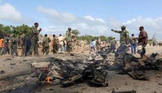 جنود صوماليون في موقع انفجار سابق - رويترز