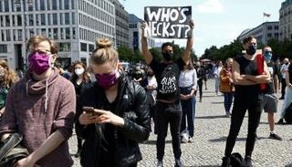 متظاهر يحمل لافتة في احتجاجات مينيابوليس