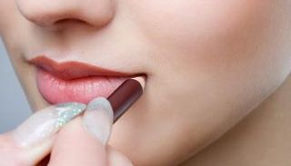 أحمر الشفاه بلون خشب الورد 