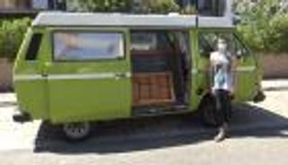 حولت سيارتها لفصل متنقل.. إيطالية تعلم طلابها تحت منزلهم