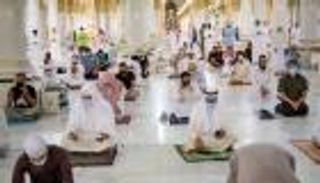 المصلون يعودون إلى المسجد النبوي.. وهذه الشروط