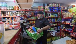 عامل تونسي في محل بقالة - أ ف ب