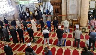 مصلون يؤدون صلاة الفجر في المسجد الأقصى