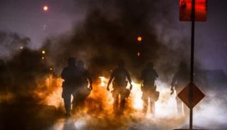 عناصر من الشرطة الأمريكية خلال احتجاجات مينيابوليس - الفرنسية
