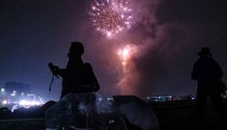 ألعاب نارية في سماء اليابان