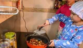 الطاهية الصغيرة تمارس عملها