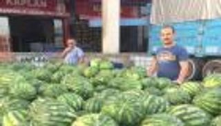 قاض تركي يبيع بطيخا: أفضل من الاستسلام لأردوغان