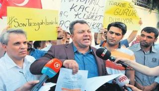 مظاهرة ضد اعتقال المحققين الذين ألقي القبض عليهم (صورة أرشيفية)