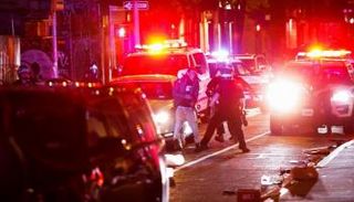 عناصر من الشرطة الأمريكية خلال توقيف أحد المتظاهرين في مينيابوليس - رويترز