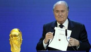 بلاتر يعلن فوز قطر باستضافة مونديال 2022