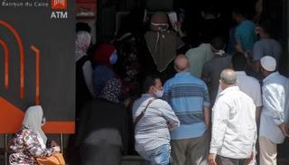 متعاملون أمام بنك القاهرة -رويترز