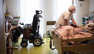 طبيبة في إحدى دور رعاية المسنين في فرنسا 