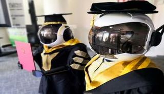 صورة تظهر روبوتين يلبسان ثوب التخرج خلال محاكاة لمراسم تخرج الطلاب