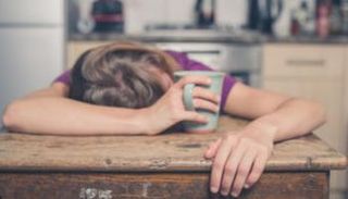 شرب كميات كبيرة من الشاي والقهوة يزيد الشعور بالخمول